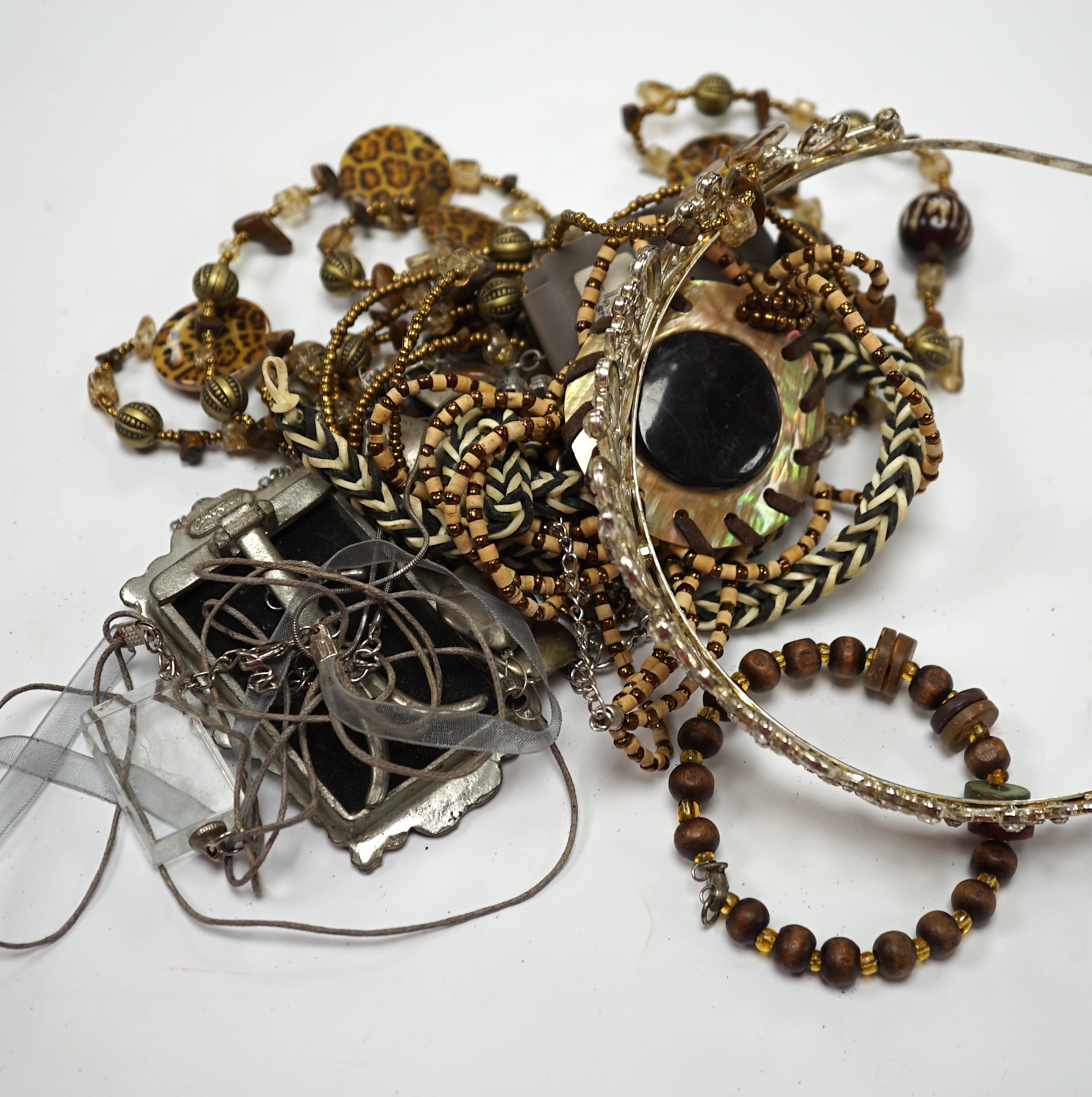 A quantity of assorted costume jewellery. Fair condition.